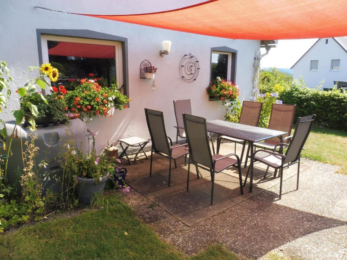 Apartment With Terrace And Pool In The Garden Pracht 外观 照片